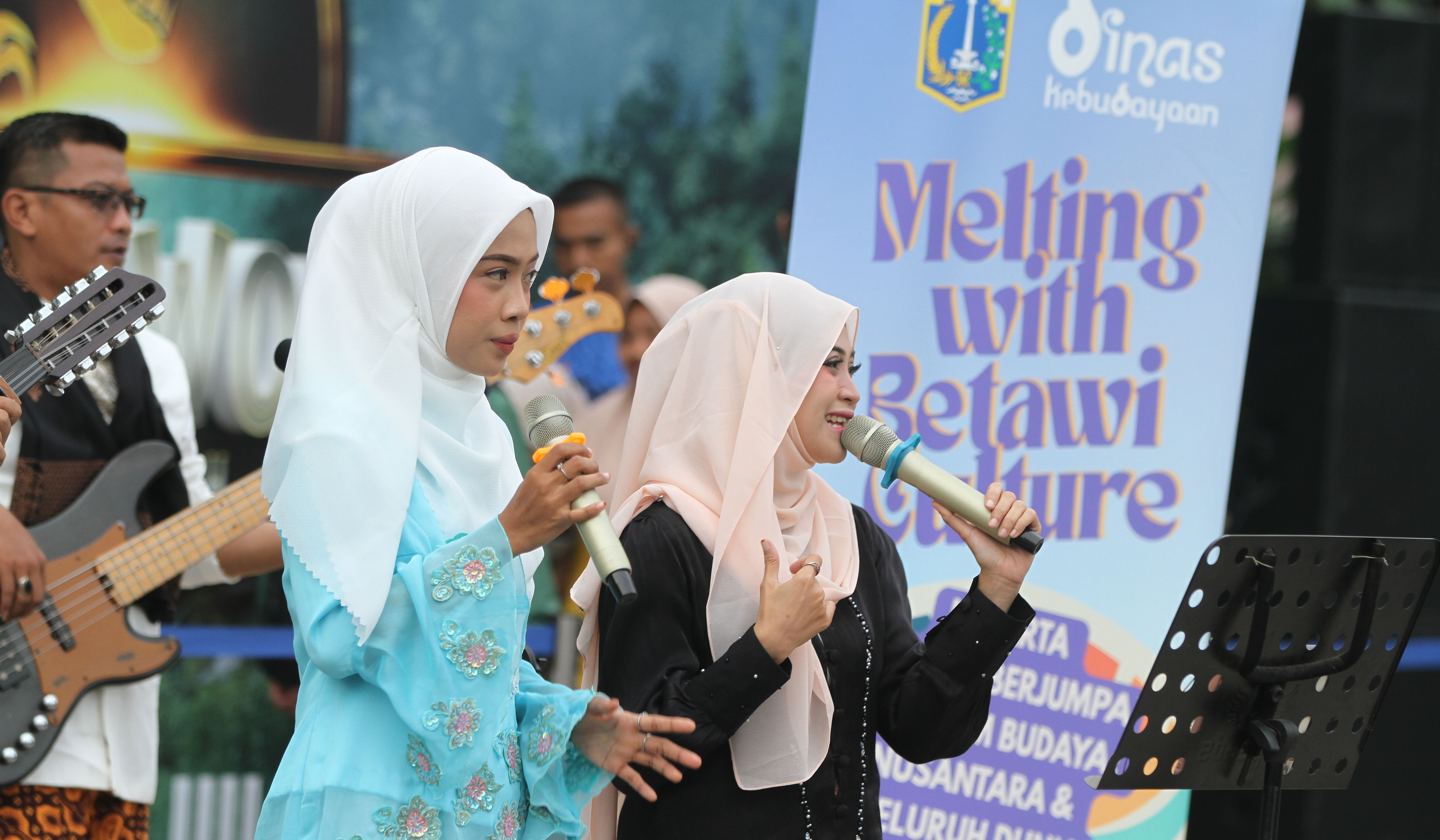 Alunan musik khas Betawi di CFD. (Agus Priatna/SinPo.id)