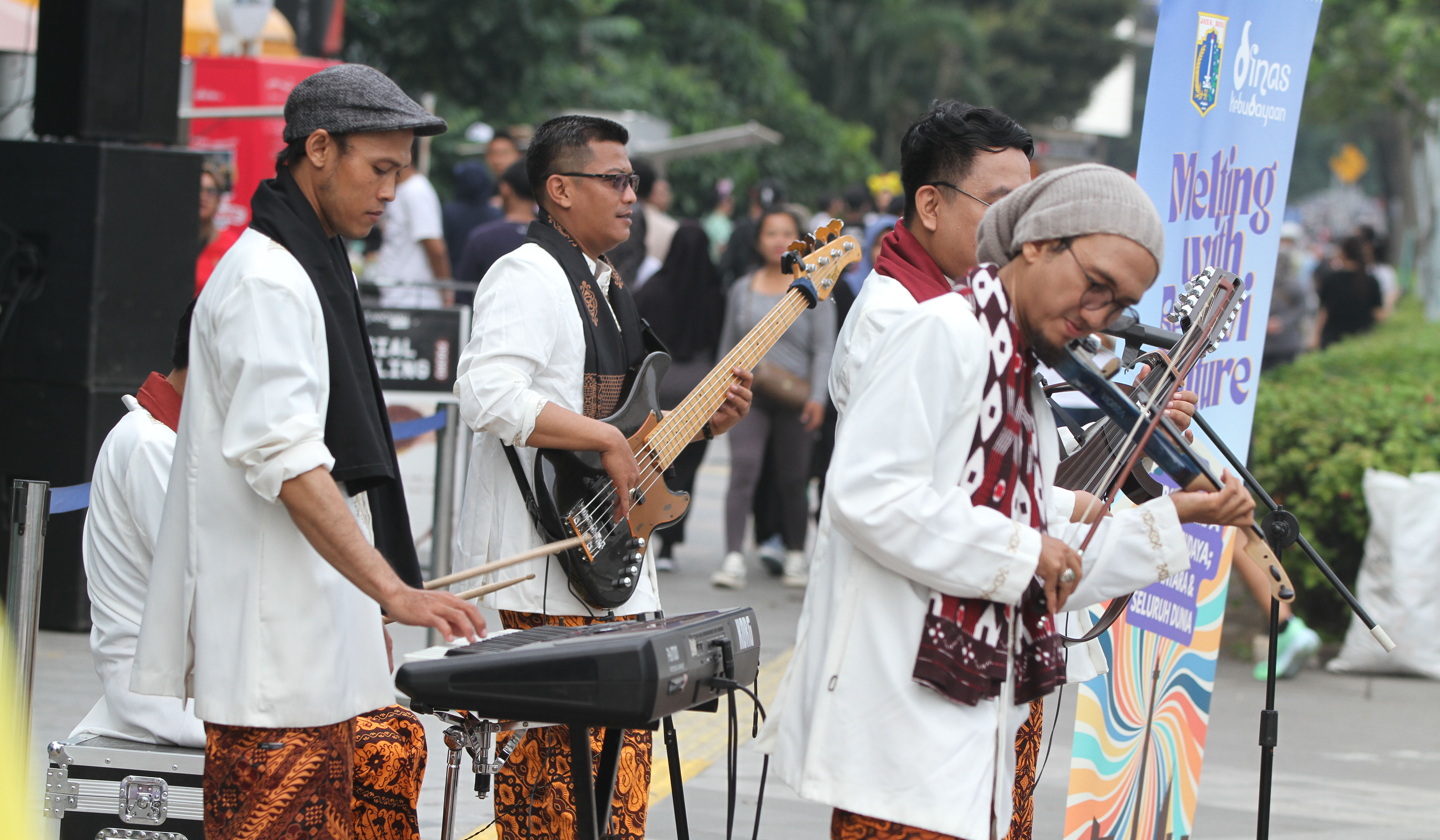 Alunan musik khas Betawi di CFD. (Agus Priatna/SinPo.id)