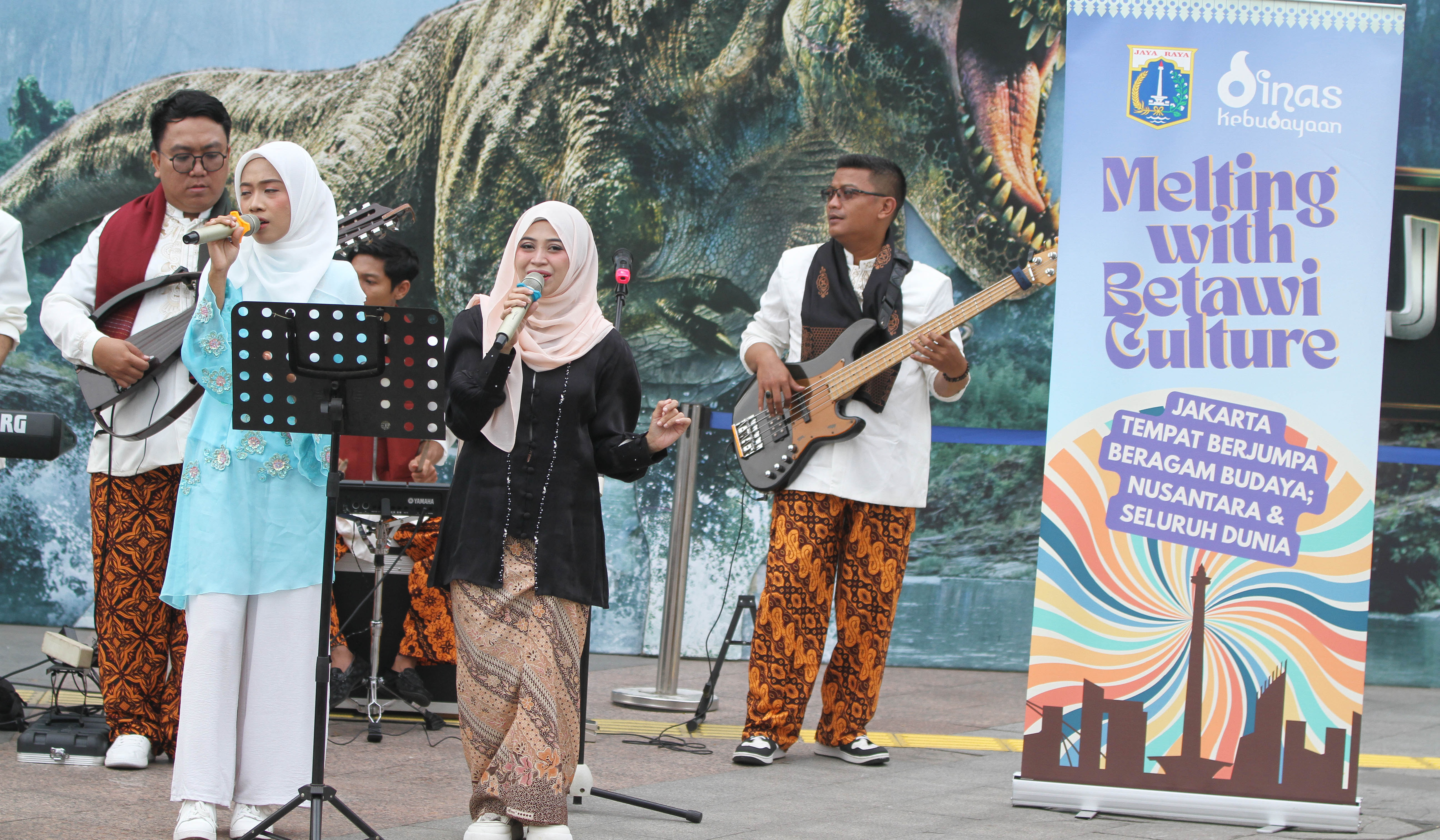 Alunan musik khas Betawi di CFD. (Agus Priatna/SinPo.id)