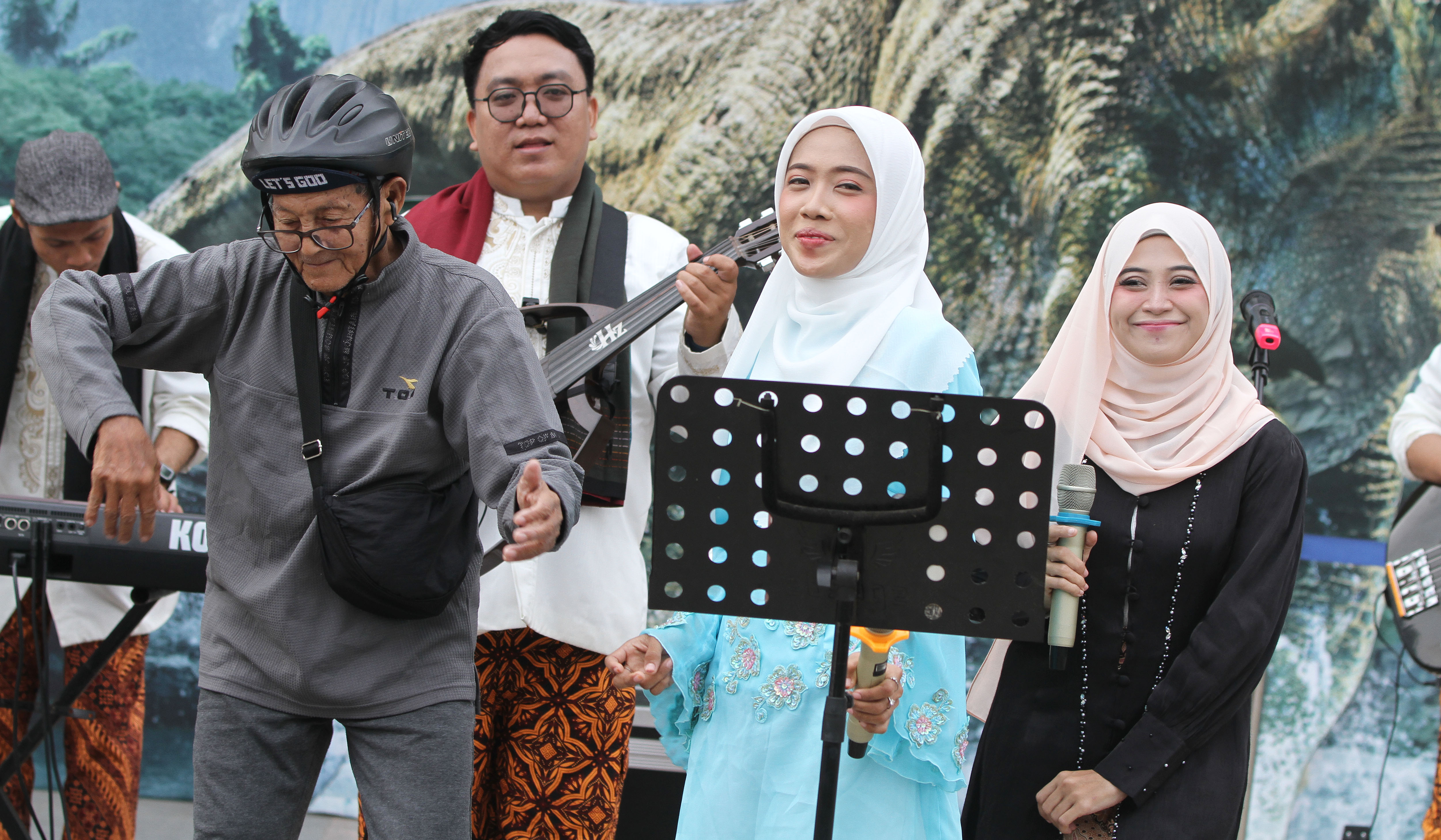 Alunan musik khas Betawi di CFD. (Agus Priatna/SinPo.id)