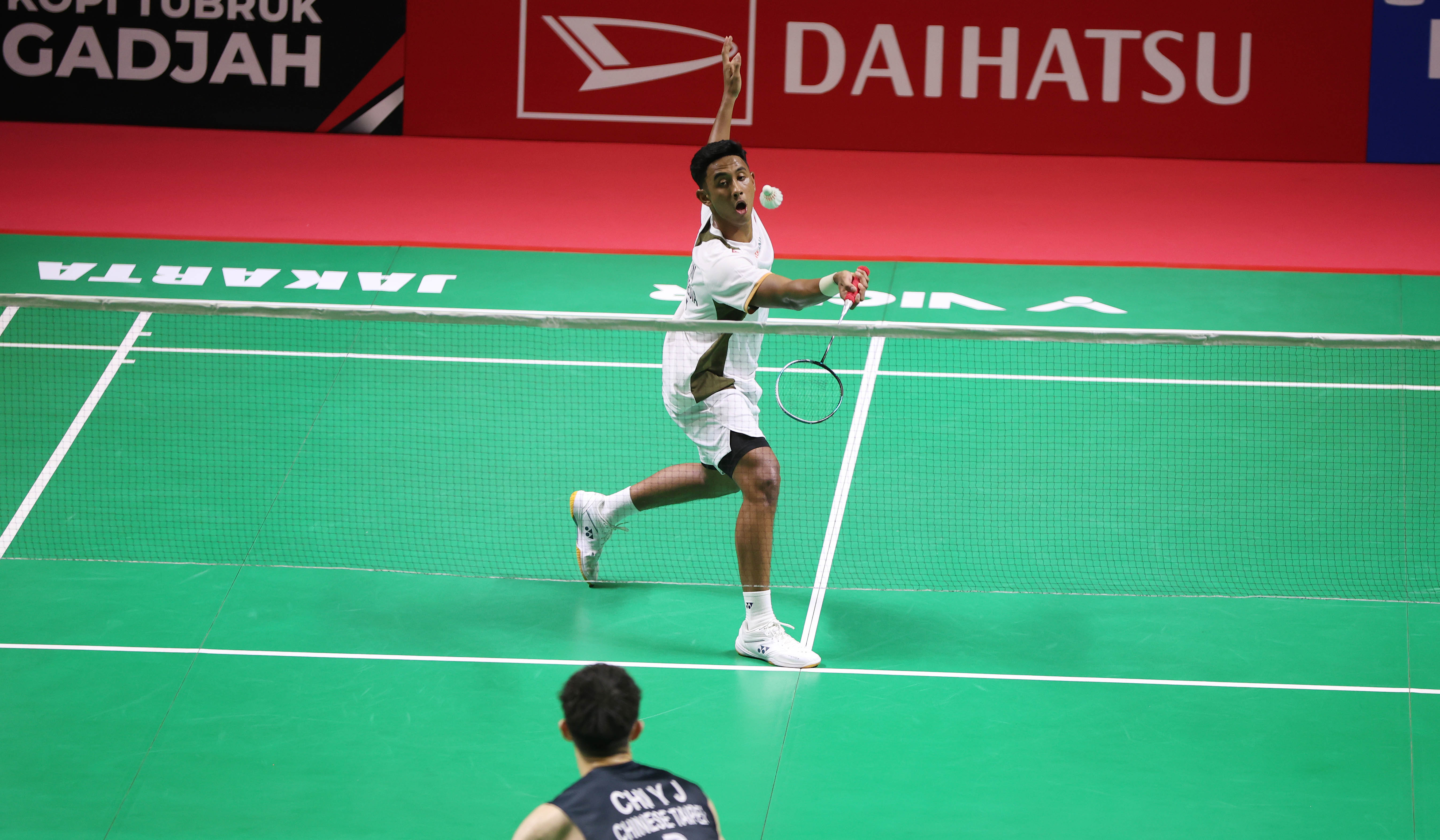 Pebulu tangkis tunggal putra Indonesia Alwi Farhan, saat babak semifinal Daihatsu Indonesia Masters 2026. (Agus Priatna/SinPo.id)