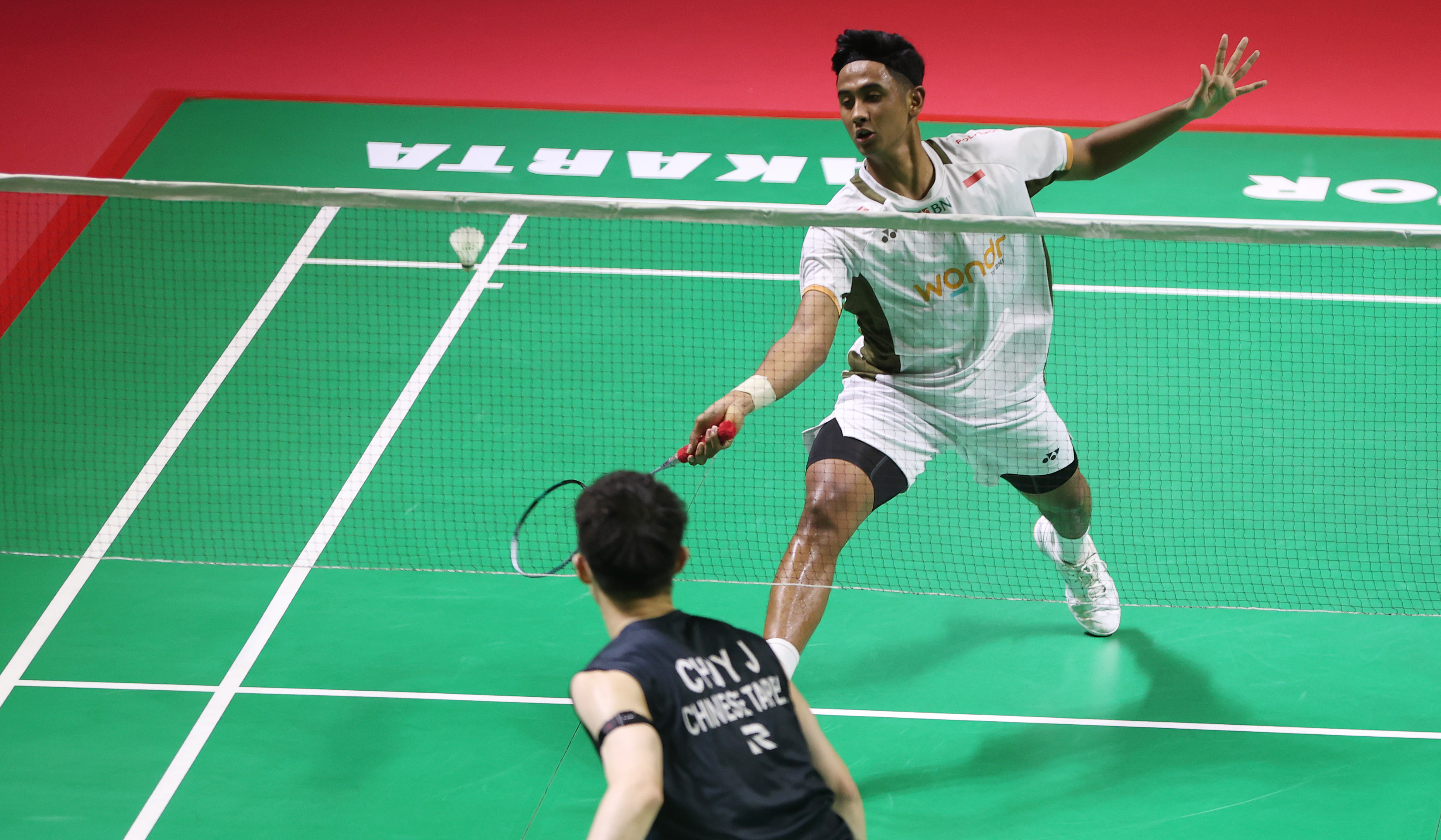 Pebulu tangkis tunggal putra Indonesia Alwi Farhan, saat babak semifinal Daihatsu Indonesia Masters 2026. (Agus Priatna/SinPo.id)