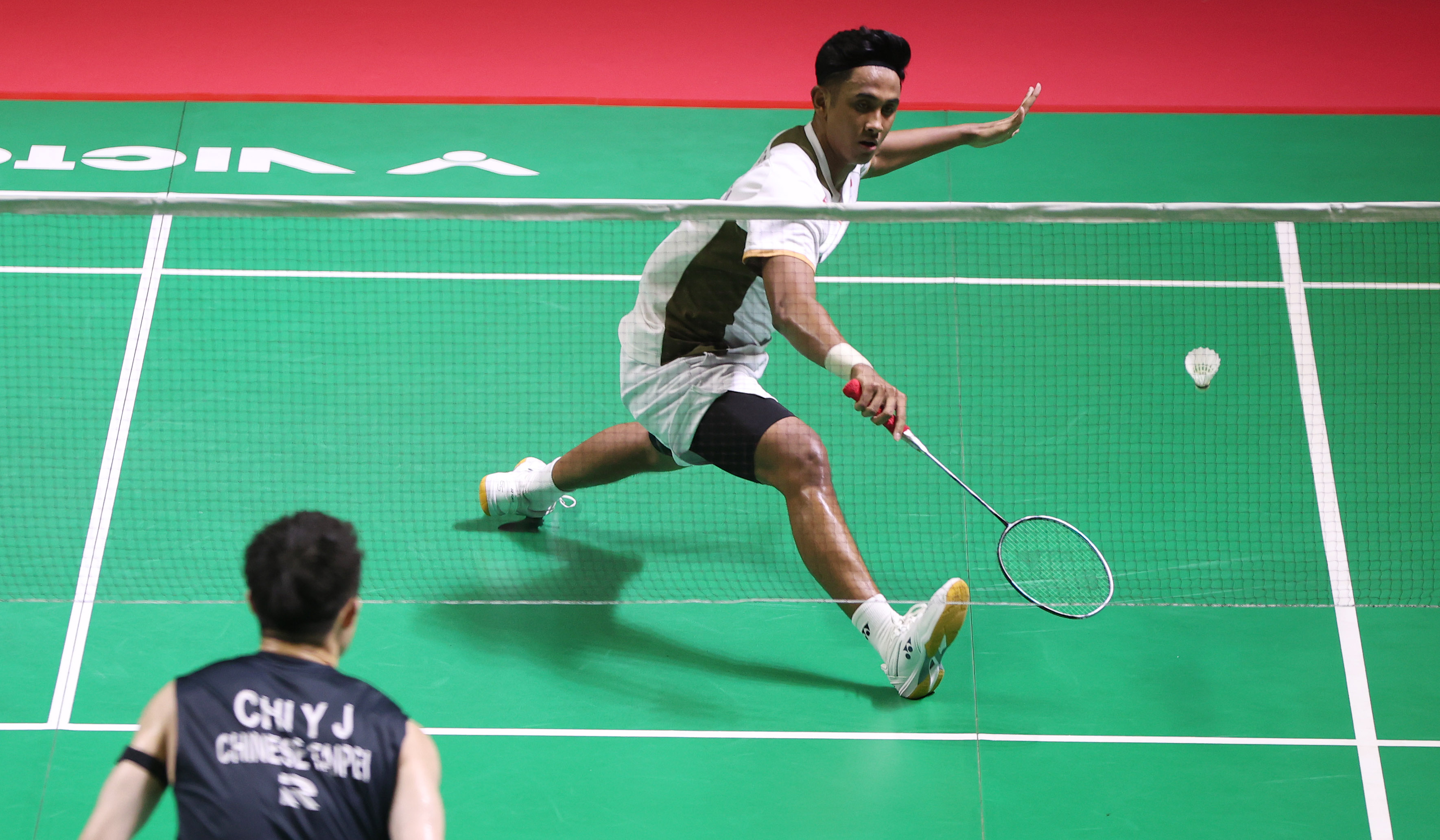 Pebulu tangkis tunggal putra Indonesia Alwi Farhan, saat babak semifinal Daihatsu Indonesia Masters 2026. (Agus Priatna/SinPo.id)