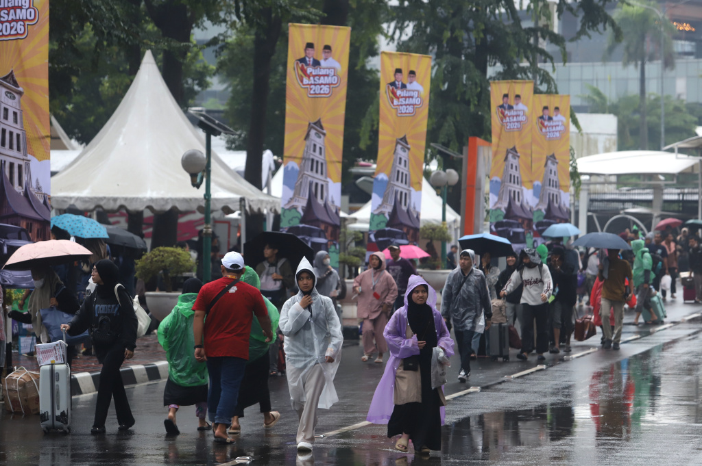 Wakil Ketua Komisi VI DPR Fraksi Gerindra Andre Rosiade melepas 100 bus pemudik Pulang Basamo 2026 (Ashar/SinPo.id)