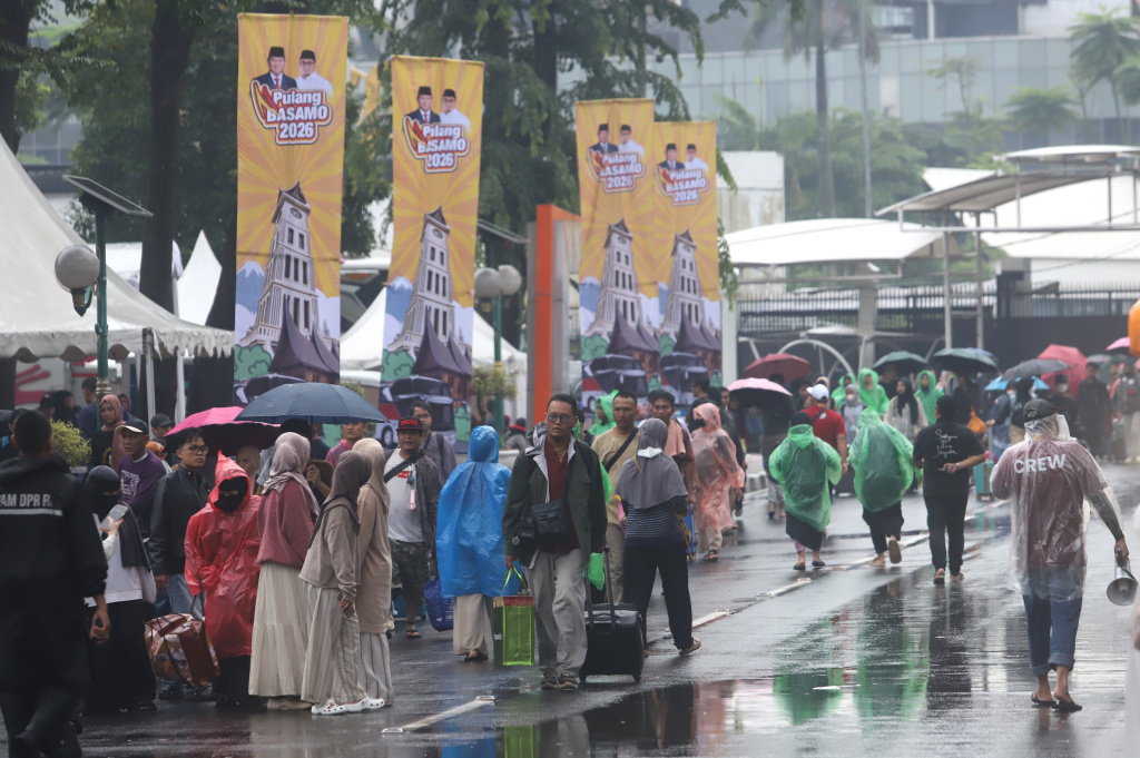 Wakil Ketua Komisi VI DPR Fraksi Gerindra Andre Rosiade melepas 100 bus pemudik Pulang Basamo 2026 (Ashar/SinPo.id)