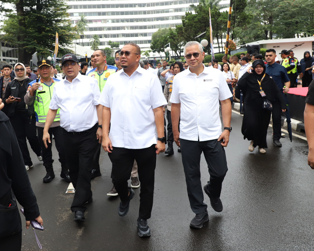 Wakil Ketua Komisi VI DPR Fraksi Gerindra Andre Rosiade melepas 100 bus pemudik Pulang Basamo 2026 (Ashar/SinPo.id)