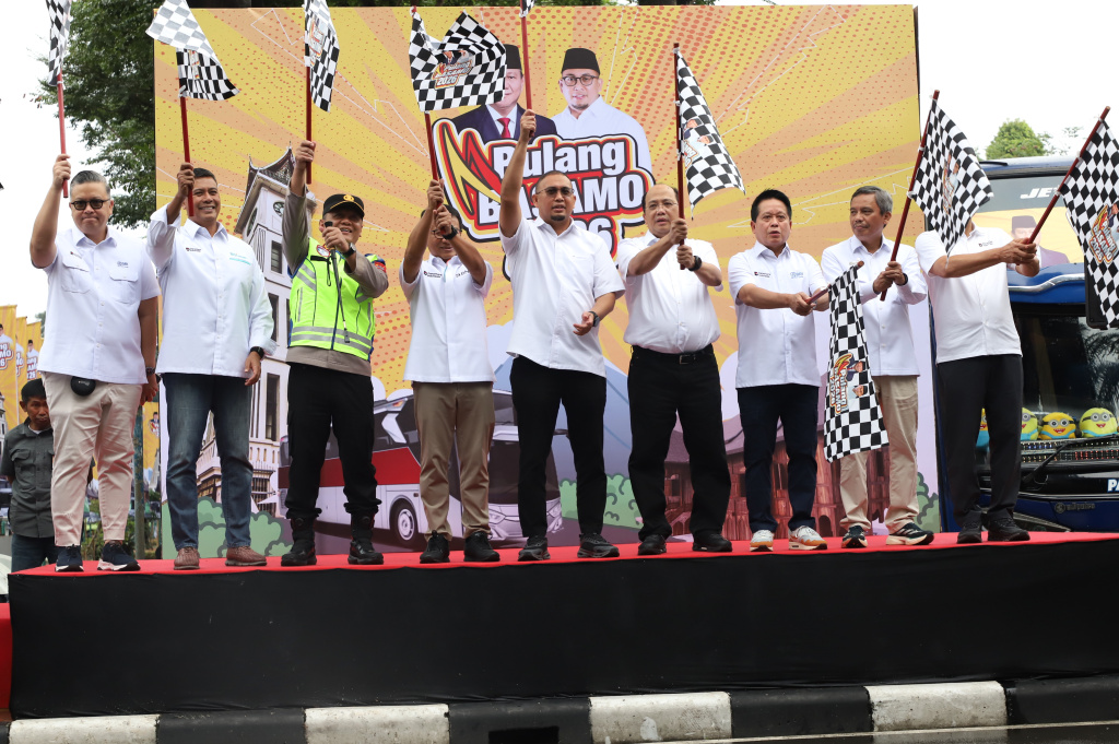 Wakil Ketua Komisi VI DPR Fraksi Gerindra Andre Rosiade melepas 100 bus pemudik Pulang Basamo 2026 (Ashar/SinPo.id)