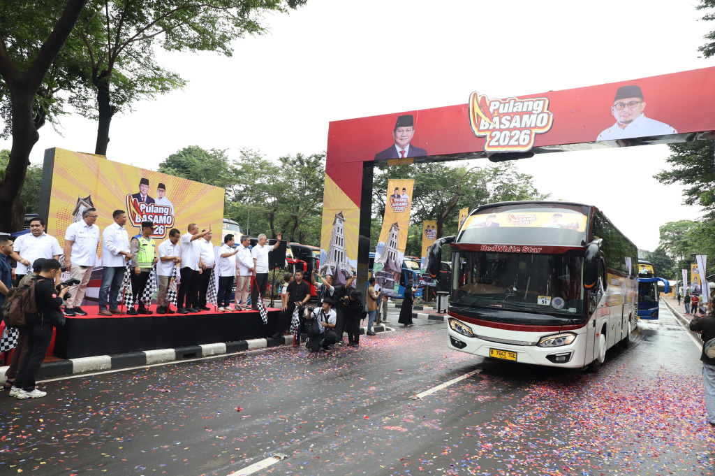 Wakil Ketua Komisi VI DPR Fraksi Gerindra Andre Rosiade melepas 100 bus pemudik Pulang Basamo 2026 (Ashar/SinPo.id)