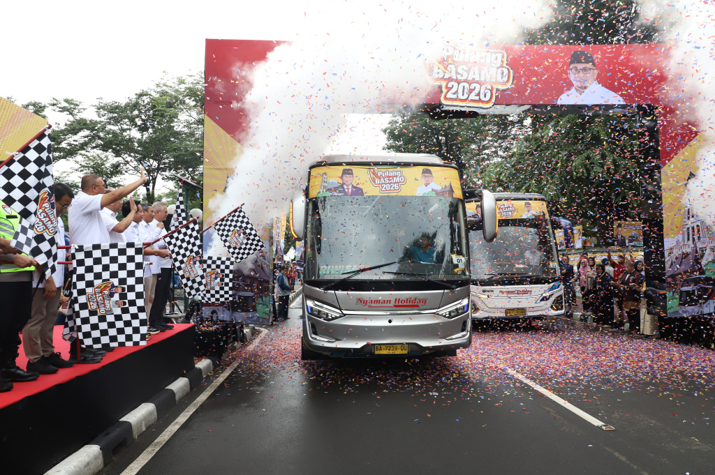 Wakil Ketua Komisi VI DPR Fraksi Gerindra Andre Rosiade melepas 100 bus pemudik Pulang Basamo 2026 (Ashar/SinPo.id)