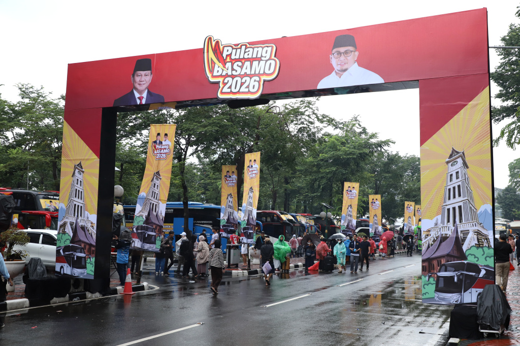 Wakil Ketua Komisi VI DPR Fraksi Gerindra Andre Rosiade melepas 100 bus pemudik Pulang Basamo 2026 (Ashar/SinPo.id)