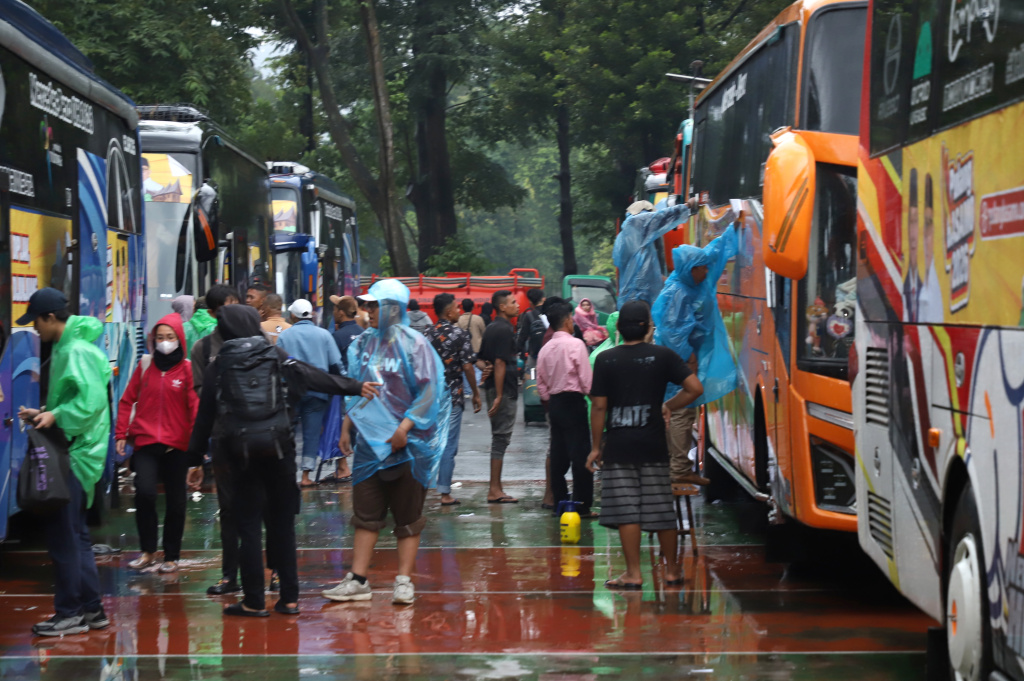 Wakil Ketua Komisi VI DPR Fraksi Gerindra Andre Rosiade melepas 100 bus pemudik Pulang Basamo 2026 (Ashar/SinPo.id)
