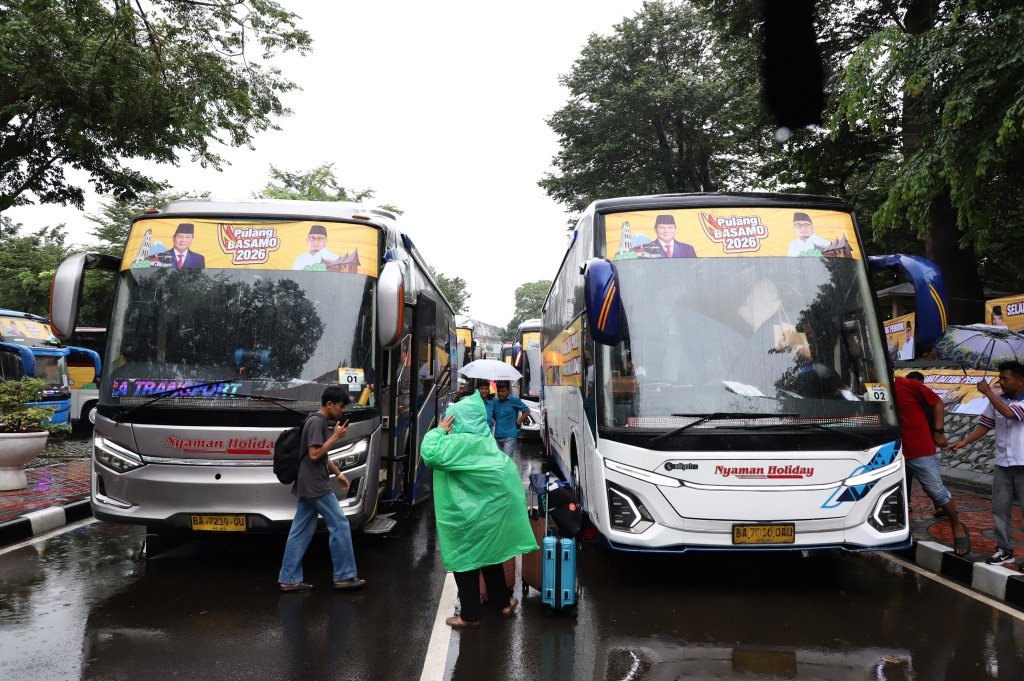 Wakil Ketua Komisi VI DPR Fraksi Gerindra Andre Rosiade melepas 100 bus pemudik Pulang Basamo 2026 (Ashar/SinPo.id)