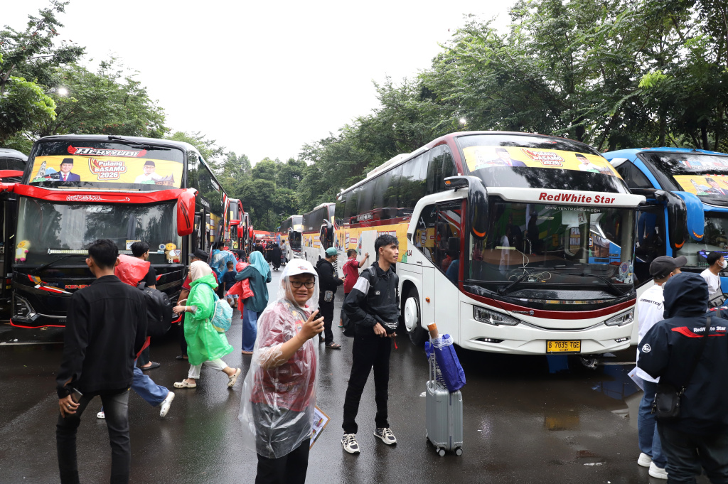 Wakil Ketua Komisi VI DPR Fraksi Gerindra Andre Rosiade melepas 100 bus pemudik Pulang Basamo 2026 (Ashar/SinPo.id)