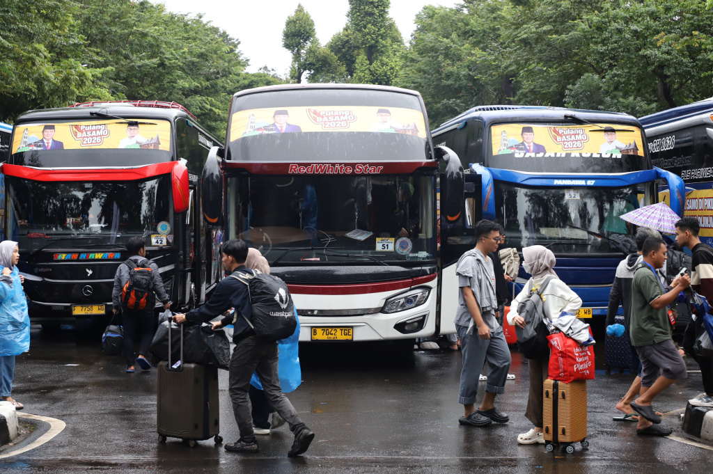 Wakil Ketua Komisi VI DPR Fraksi Gerindra Andre Rosiade melepas 100 bus pemudik Pulang Basamo 2026 (Ashar/SinPo.id)