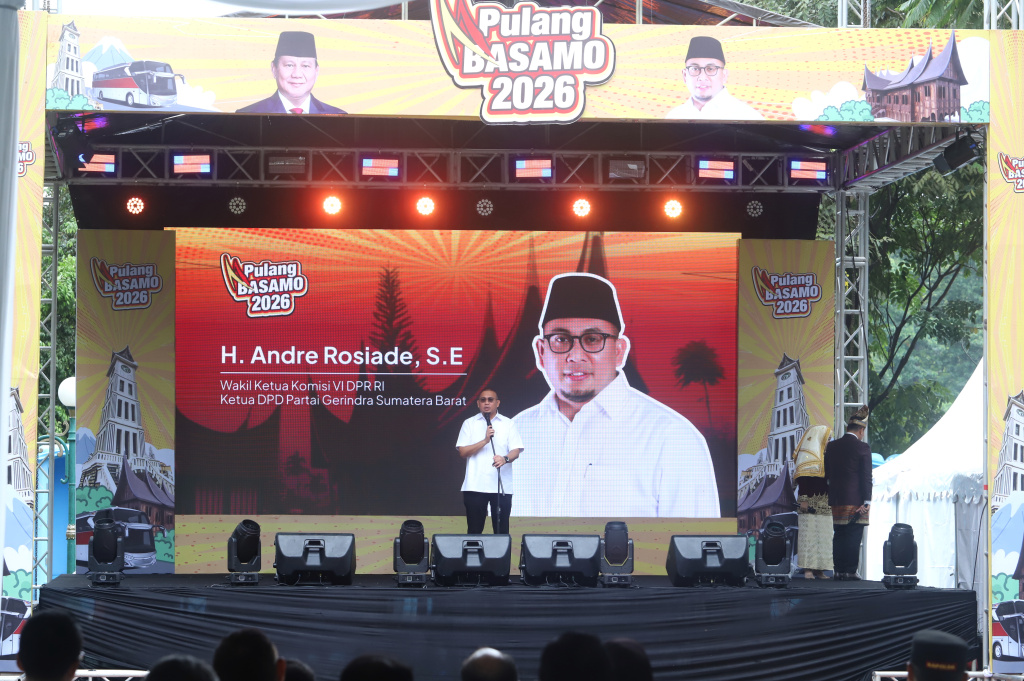 Wakil Ketua Komisi VI DPR Fraksi Gerindra Andre Rosiade melepas 100 bus pemudik Pulang Basamo 2026 (Ashar/SinPo.id)