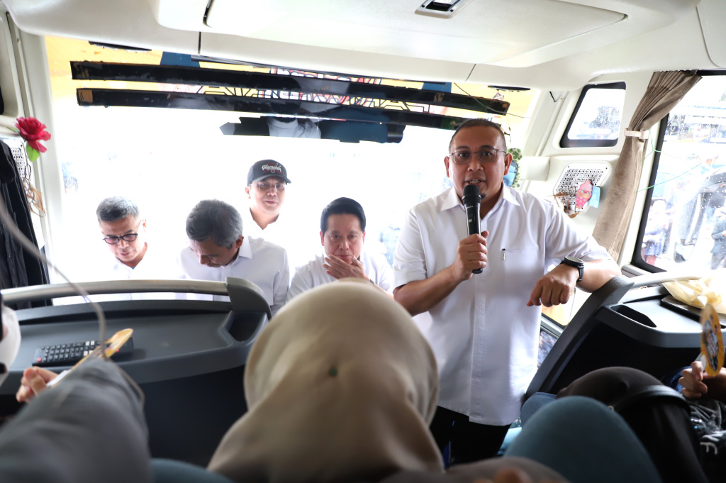 Wakil Ketua Komisi VI DPR Fraksi Gerindra Andre Rosiade melepas 100 bus pemudik Pulang Basamo 2026 (Ashar/SinPo.id)