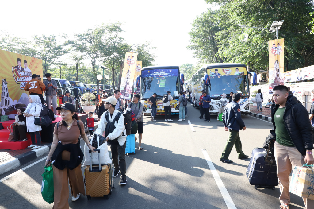 Wakil Ketua Komisi VI DPR dari Fraksi Gerindra Andre Rosiade memberangkatkan 6000 pemudik pada gelombang II Pulang Basamo 2026 Sumatera Barat (Ashar/SinPo.id)