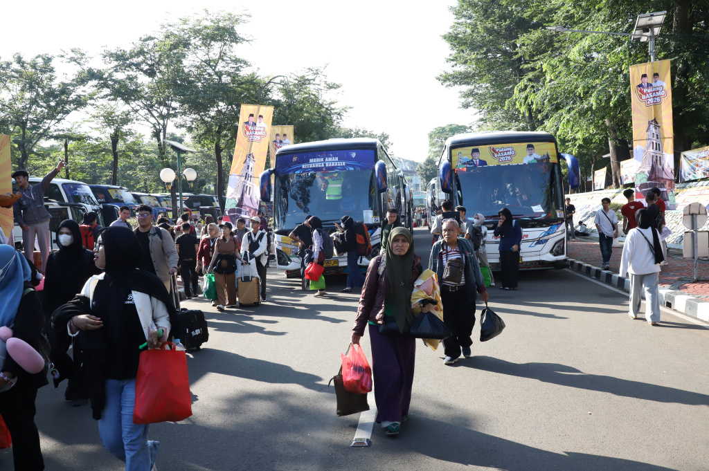 Wakil Ketua Komisi VI DPR dari Fraksi Gerindra Andre Rosiade memberangkatkan 6000 pemudik pada gelombang II Pulang Basamo 2026 Sumatera Barat (Ashar/SinPo.id)