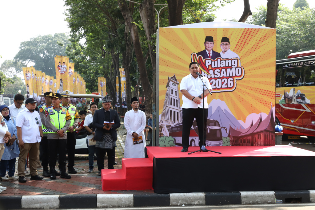 Wakil Ketua Komisi VI DPR dari Fraksi Gerindra Andre Rosiade memberangkatkan 6000 pemudik pada gelombang II Pulang Basamo 2026 Sumatera Barat (Ashar/SinPo.id)