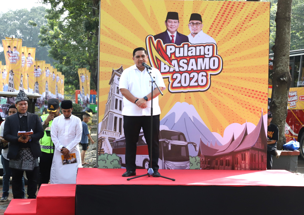 Wakil Ketua Komisi VI DPR dari Fraksi Gerindra Andre Rosiade memberangkatkan 6000 pemudik pada gelombang II Pulang Basamo 2026 Sumatera Barat (Ashar/SinPo.id)