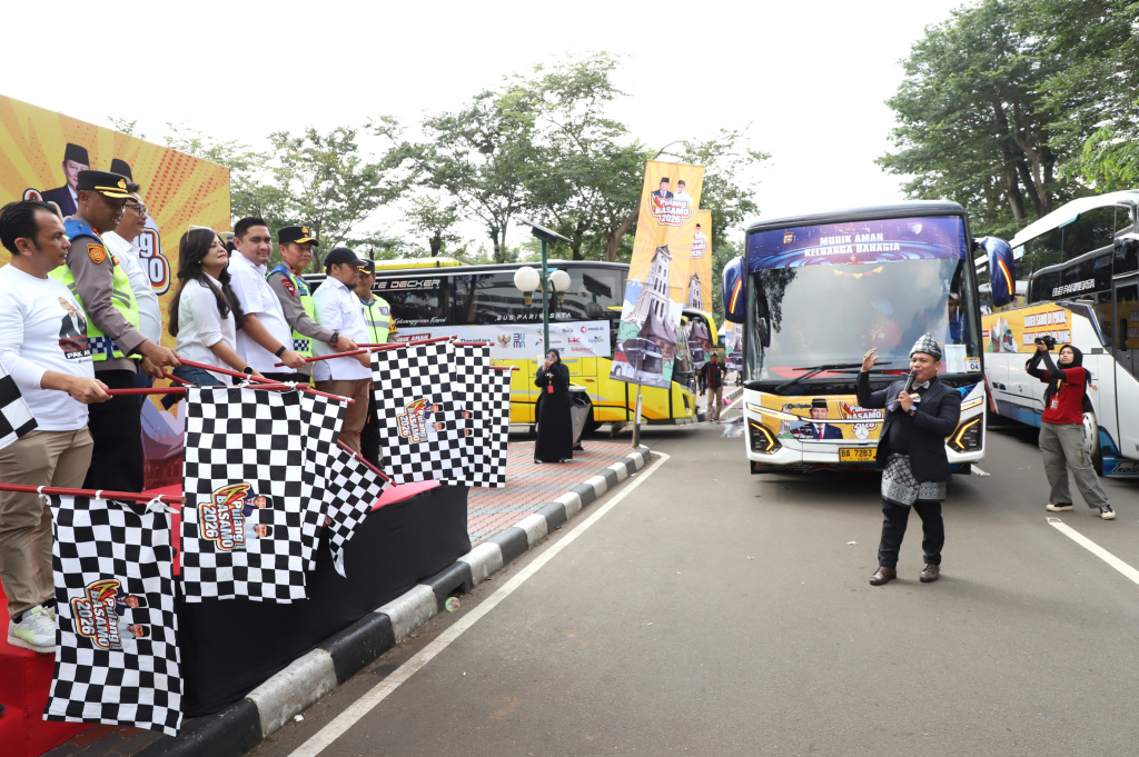 Wakil Ketua Komisi VI DPR dari Fraksi Gerindra Andre Rosiade memberangkatkan 6000 pemudik pada gelombang II Pulang Basamo 2026 Sumatera Barat (Ashar/SinPo.id)