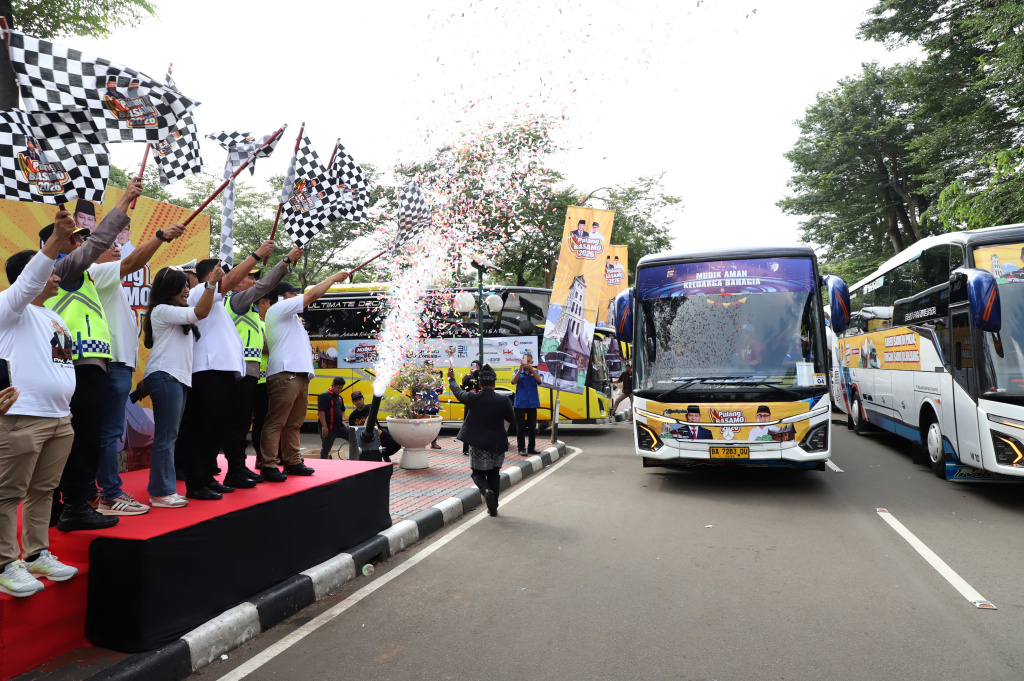 Wakil Ketua Komisi VI DPR dari Fraksi Gerindra Andre Rosiade memberangkatkan 6000 pemudik pada gelombang II Pulang Basamo 2026 Sumatera Barat (Ashar/SinPo.id)