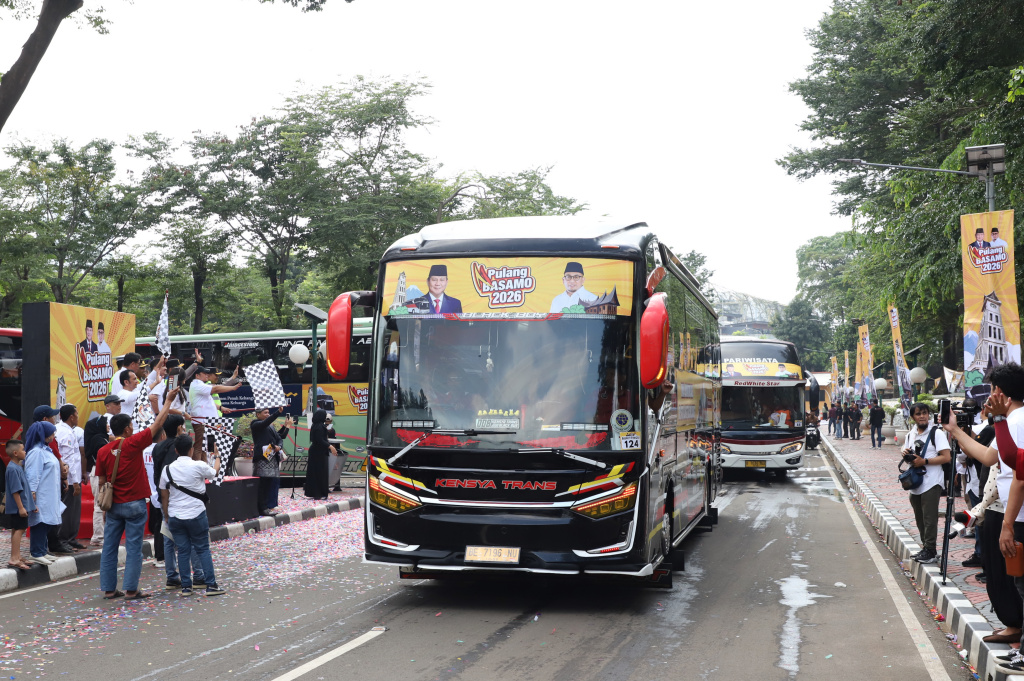 Wakil Ketua Komisi VI DPR dari Fraksi Gerindra Andre Rosiade memberangkatkan 6000 pemudik pada gelombang II Pulang Basamo 2026 Sumatera Barat (Ashar/SinPo.id)