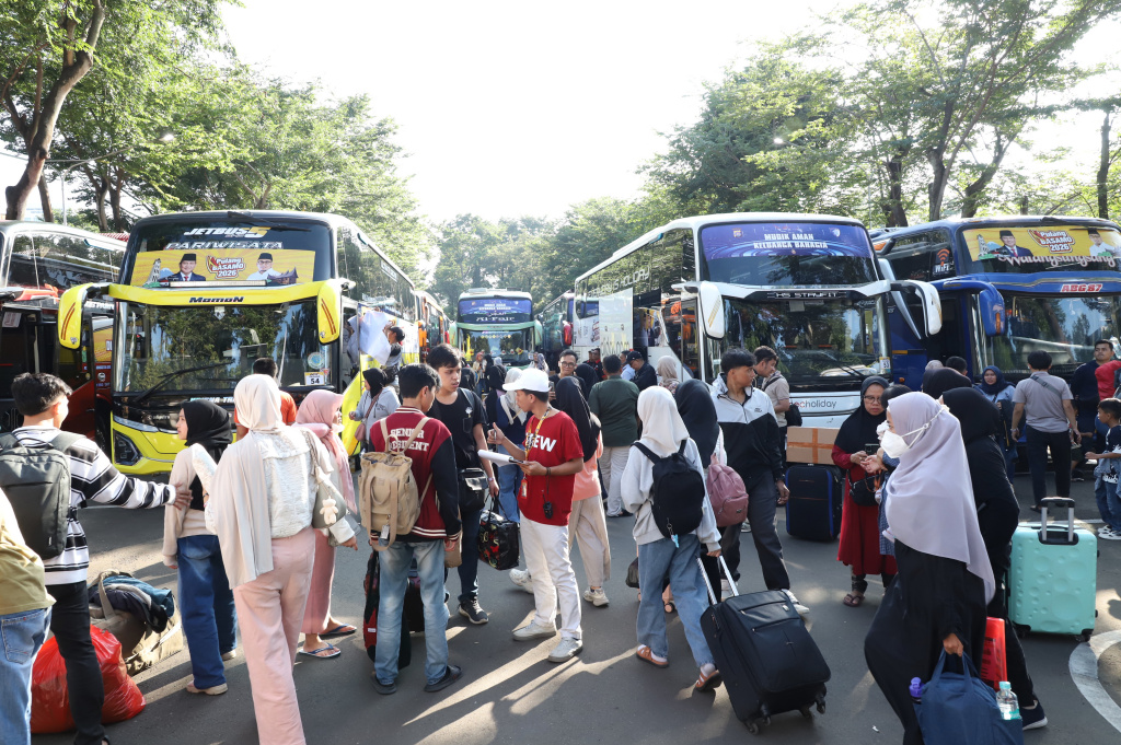 Wakil Ketua Komisi VI DPR dari Fraksi Gerindra Andre Rosiade memberangkatkan 6000 pemudik pada gelombang II Pulang Basamo 2026 Sumatera Barat (Ashar/SinPo.id)