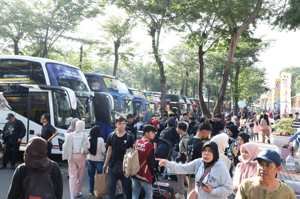 Wakil Ketua Komisi VI DPR dari Fraksi Gerindra Andre Rosiade memberangkatkan 6000 pemudik pada gelombang II Pulang Basamo 2026 Sumatera Barat (Ashar/SinPo.id)