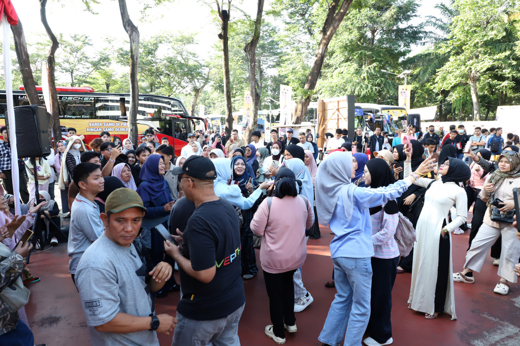 Wakil Ketua Komisi VI DPR dari Fraksi Gerindra Andre Rosiade memberangkatkan 6000 pemudik pada gelombang II Pulang Basamo 2026 Sumatera Barat (Ashar/SinPo.id)