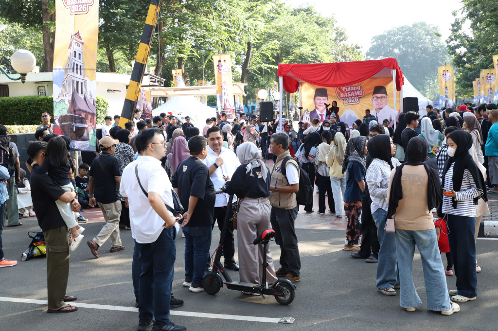 Wakil Ketua Komisi VI DPR dari Fraksi Gerindra Andre Rosiade memberangkatkan 6000 pemudik pada gelombang II Pulang Basamo 2026 Sumatera Barat (Ashar/SinPo.id)