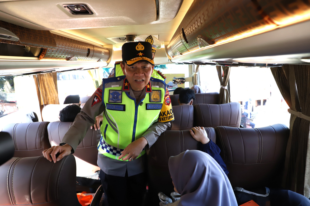 Wakil Ketua Komisi VI DPR dari Fraksi Gerindra Andre Rosiade memberangkatkan 6000 pemudik pada gelombang II Pulang Basamo 2026 Sumatera Barat (Ashar/SinPo.id)