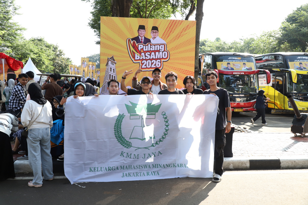 Wakil Ketua Komisi VI DPR dari Fraksi Gerindra Andre Rosiade memberangkatkan 6000 pemudik pada gelombang II Pulang Basamo 2026 Sumatera Barat (Ashar/SinPo.id)