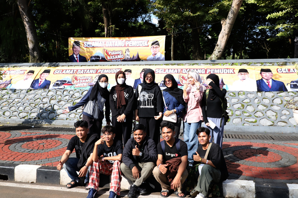 Wakil Ketua Komisi VI DPR dari Fraksi Gerindra Andre Rosiade memberangkatkan 6000 pemudik pada gelombang II Pulang Basamo 2026 Sumatera Barat (Ashar/SinPo.id)