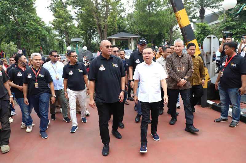 Anggota DPR Fraksi Gerindra Andre Rosiade menggelar mudik gratis dengan tema"Pulang Basamo 2024" dengan rute tujuan Sumatera Barat dan memberangkatkan para pemudik dengan 50 bus ( Ashar/SinPo.id)