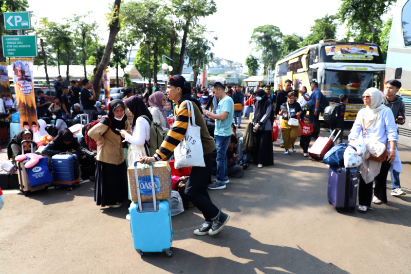 Anggota DPR Fraksi Gerindra Andre Rosiade menggelar mudik gratis "Pulang Basamo 2024" dengan memberangkatkan para pemudik dengan 150 bus dengan tujuan Kota Padang dan Bukit Tinggi (Ashar/SinPo.id)