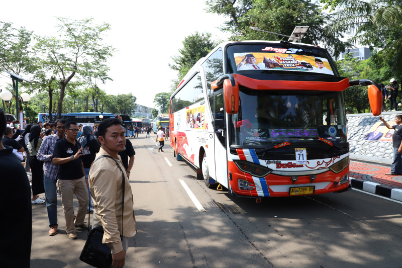 Anggota DPR Fraksi Gerindra Andre Rosiade menggelar mudik gratis "Pulang Basamo 2024" dengan memberangkatkan para pemudik dengan 150 bus dengan tujuan Kota Padang dan Bukit Tinggi (Ashar/SinPo.id)