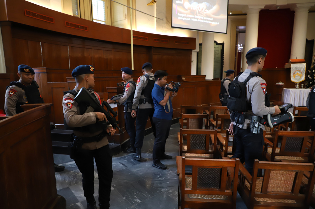 Anggota Gegana Brimob Polda Metro Jaya sedang melakukan penyisiran dan pengamanan menjelang Ibadah Misa Malam Natal di Gereja Immanuel (Ashar/SinPo.id)