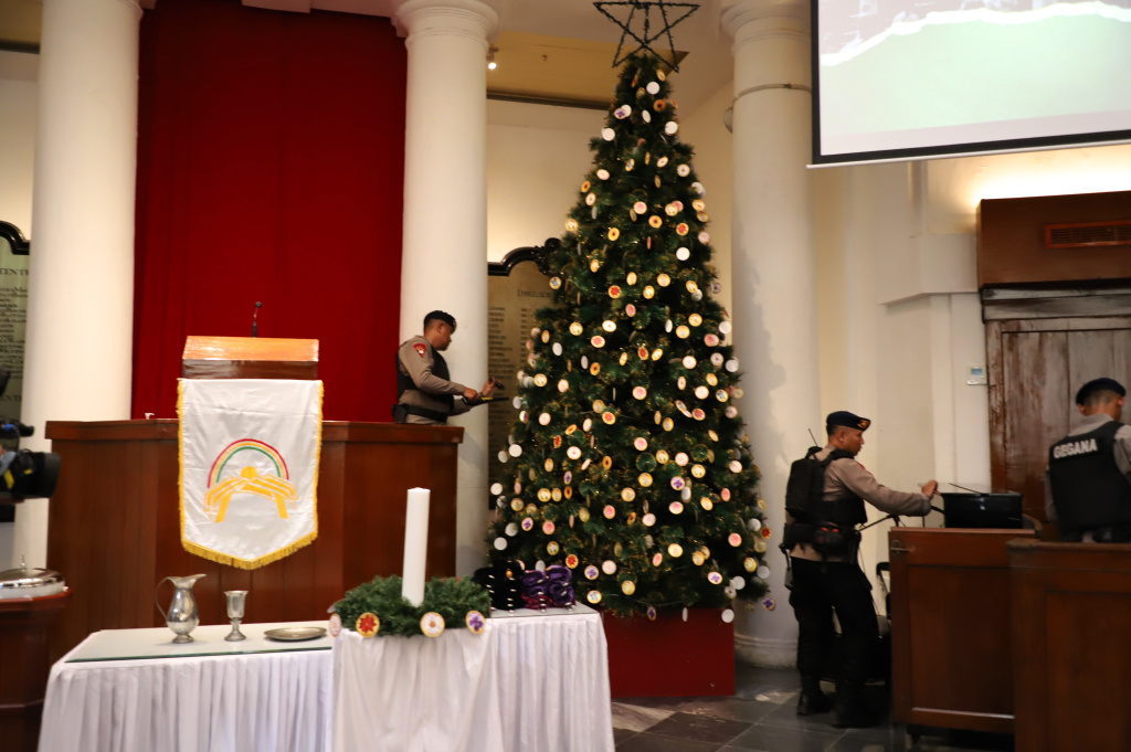 Anggota Gegana Brimob Polda Metro Jaya sedang melakukan penyisiran dan pengamanan menjelang Ibadah Misa Malam Natal di Gereja Immanuel (Ashar/SinPo.id)