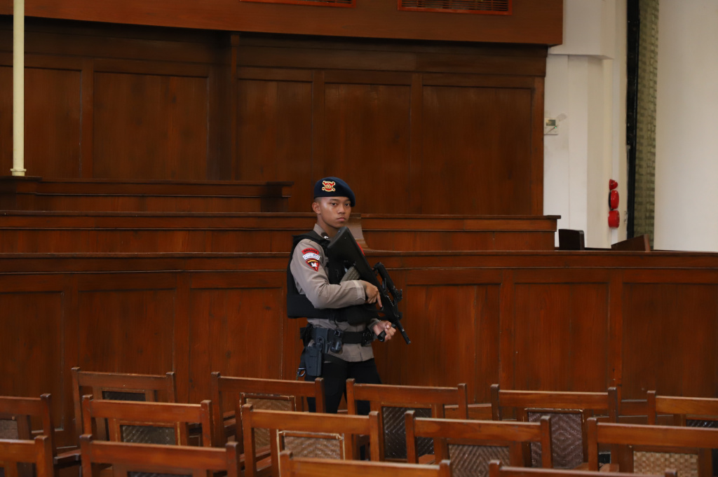 Anggota Gegana Brimob Polda Metro Jaya sedang melakukan penyisiran dan pengamanan menjelang Ibadah Misa Malam Natal di Gereja Immanuel (Ashar/SinPo.id)