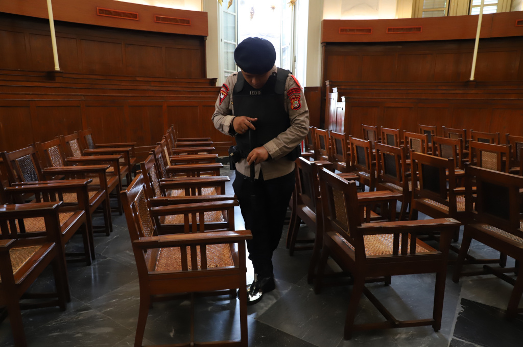 Anggota Gegana Brimob Polda Metro Jaya sedang melakukan penyisiran dan pengamanan menjelang Ibadah Misa Malam Natal di Gereja Immanuel (Ashar/SinPo.id)