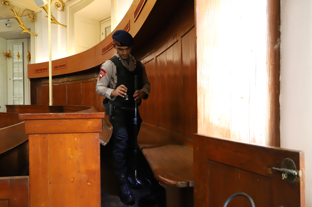 Anggota Gegana Brimob Polda Metro Jaya sedang melakukan penyisiran dan pengamanan menjelang Ibadah Misa Malam Natal di Gereja Immanuel (Ashar/SinPo.id)