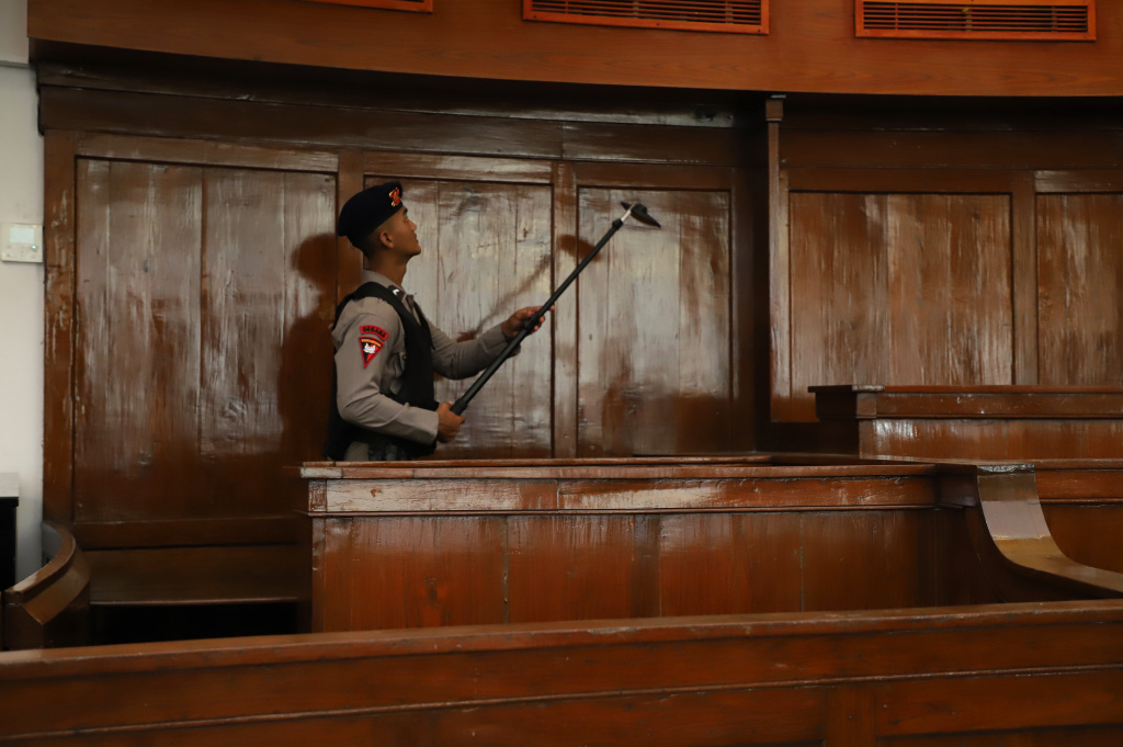 Anggota Gegana Brimob Polda Metro Jaya sedang melakukan penyisiran dan pengamanan menjelang Ibadah Misa Malam Natal di Gereja Immanuel (Ashar/SinPo.id)