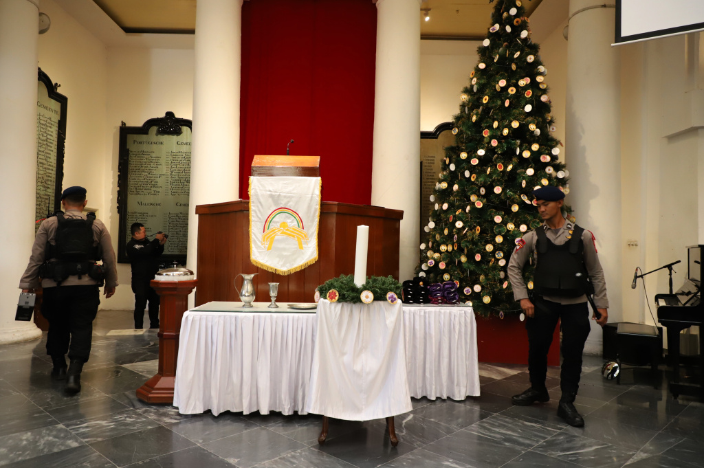 Anggota Gegana Brimob Polda Metro Jaya sedang melakukan penyisiran dan pengamanan menjelang Ibadah Misa Malam Natal di Gereja Immanuel (Ashar/SinPo.id)