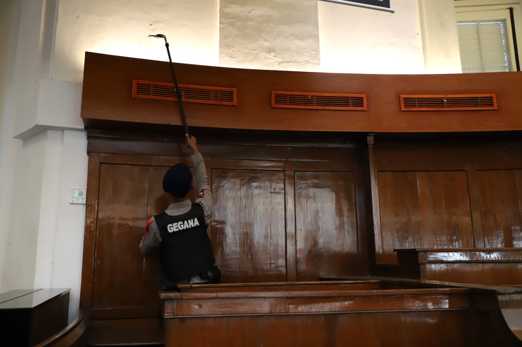 Anggota Gegana Brimob Polda Metro Jaya sedang melakukan penyisiran dan pengamanan menjelang Ibadah Misa Malam Natal di Gereja Immanuel (Ashar/SinPo.id)