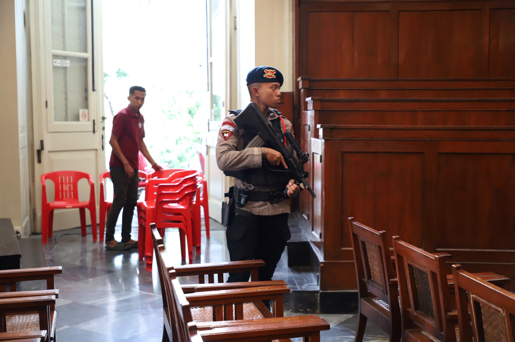 Anggota Gegana Brimob Polda Metro Jaya sedang melakukan penyisiran dan pengamanan menjelang Ibadah Misa Malam Natal di Gereja Immanuel (Ashar/SinPo.id)
