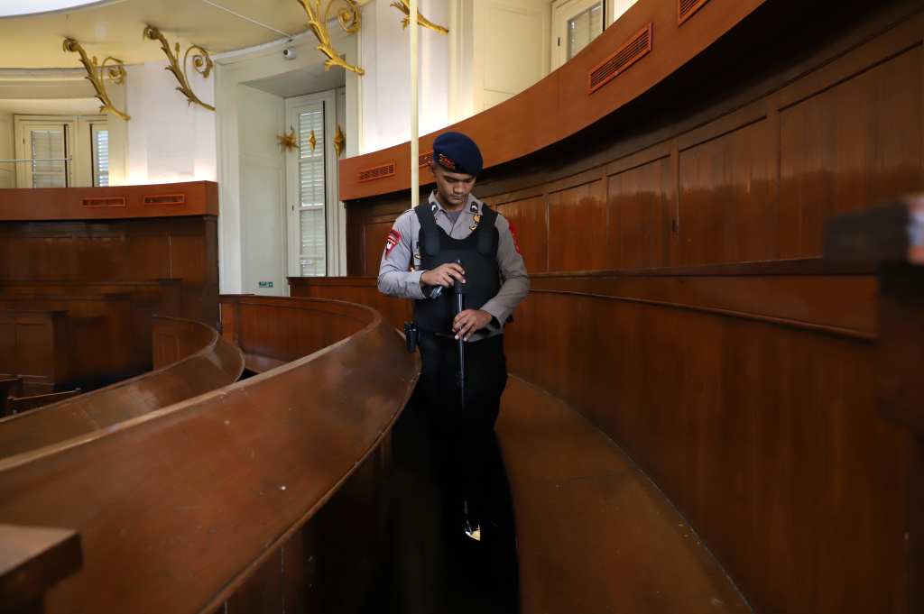 Anggota Gegana Brimob Polda Metro Jaya sedang melakukan penyisiran dan pengamanan menjelang Ibadah Misa Malam Natal di Gereja Immanuel (Ashar/SinPo.id)