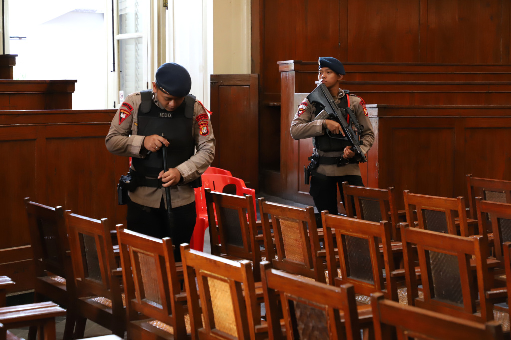 Anggota Gegana Brimob Polda Metro Jaya sedang melakukan penyisiran dan pengamanan menjelang Ibadah Misa Malam Natal di Gereja Immanuel (Ashar/SinPo.id)
