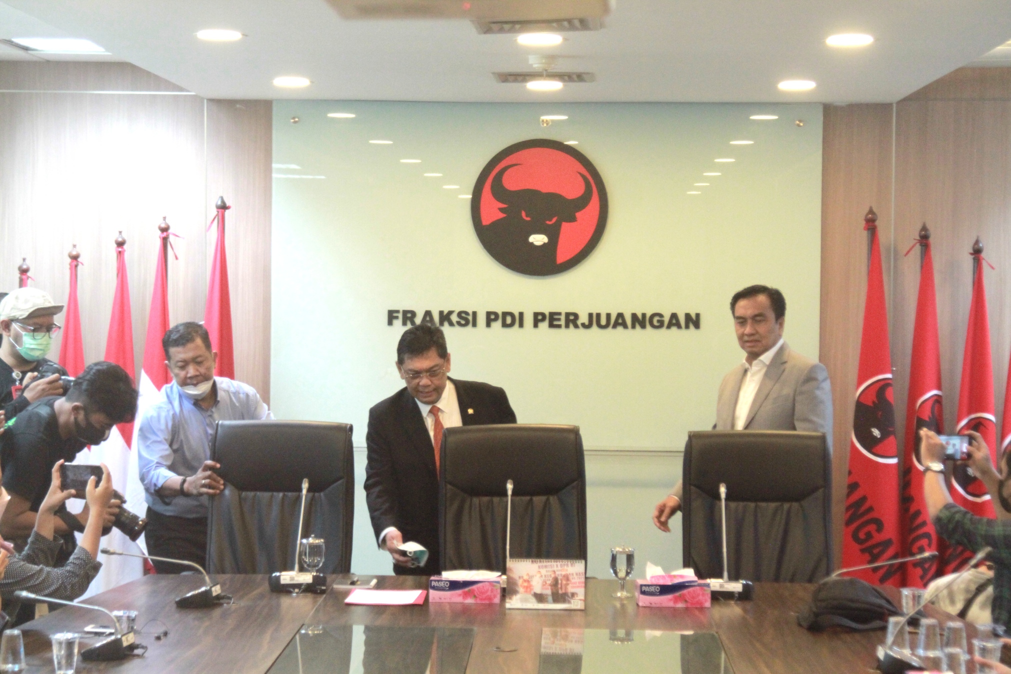 Anggota Komisi I DPR Fraksi PDIP, Effemdi Simbolon meminta maaf kepada seluruh prajurit TNI atas perkataan yang tidak bermaksud menyinggung TNI seperti gerombolan atau ormas (Ashar/SinPo.id)