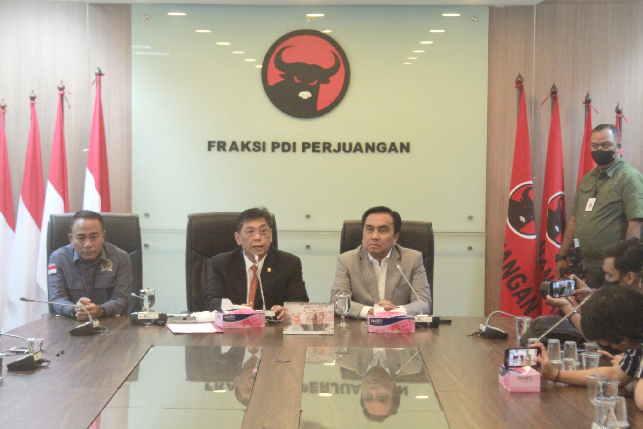 Anggota Komisi I DPR Fraksi PDIP, Effemdi Simbolon meminta maaf kepada seluruh prajurit TNI atas perkataan yang tidak bermaksud menyinggung TNI seperti gerombolan atau ormas (Ashar/SinPo.id)